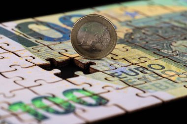 1 Euro ve bulmacalardan yapılmış 100 Euro.