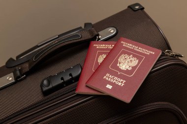 Yurtdışına seyahat için iki pasaport, bir Rusya Federasyonu vatandaşı ve bir seyahat çantası.