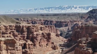 Bir bahar günü, Charyn Nehri Kanyonu 'ndaki ünlü Kaleler Vadisi' nin dört parçalı görüntüsü.