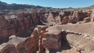 Bir bahar günü, Charyn Nehri Kanyonu 'ndaki ünlü Kaleler Vadisi' nin dört parçalı görüntüsü.