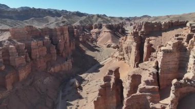 Bir bahar günü, Charyn Nehri Kanyonu 'ndaki ünlü Kaleler Vadisi' nin dört parçalı görüntüsü.
