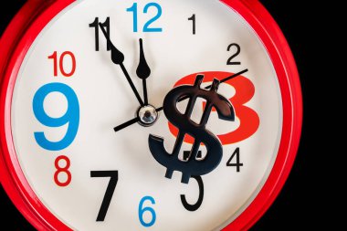 Amerikan doları sembolü ve kırmızı alarm saati