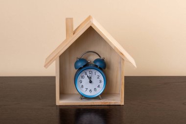 Sembolik ahşap ev ve çalar saat
