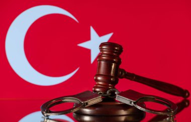 Hakimin tokmak ve kelepçeleri Türk bayrağının arka planına karşı