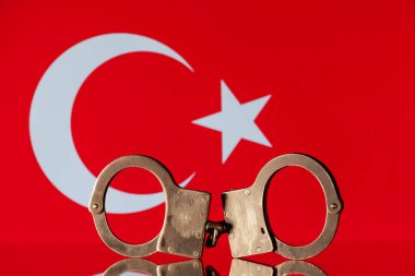 Türk bayrağının arka planına çelik kelepçeler