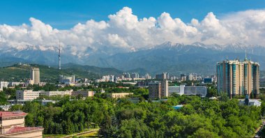  Kazakistan 'ın en büyük ekonomik ve kültürel merkezi bir yaz günü Almaty şehridir..