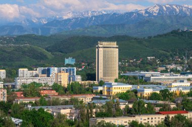  Kazakistan 'ın en büyük ekonomik ve kültürel merkezi bir yaz günü Almaty şehridir..