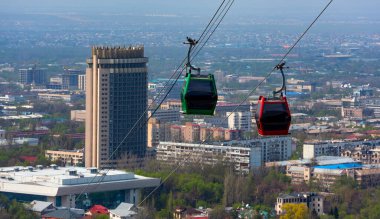 Teleferiğe ve Kazak şehri Almaty 'nin merkezine bir bahar sabahı bakın.