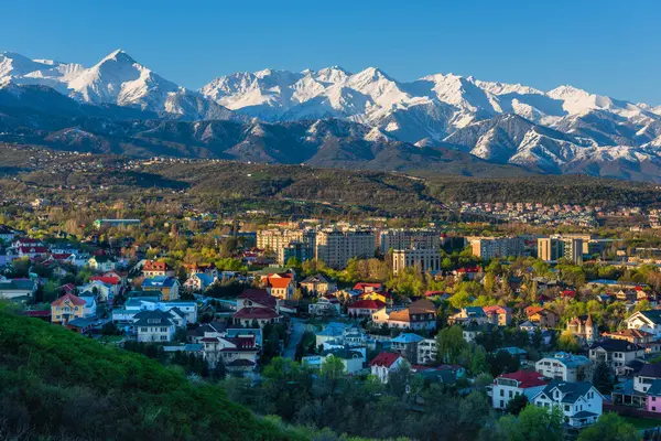 Bir bahar sabahı Kazak şehri Almaty 'nin yükselen etekleri.