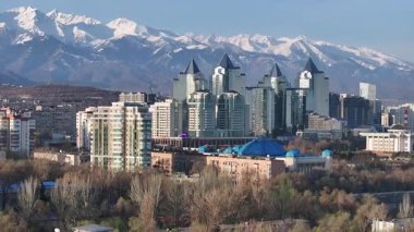 Almaty, Kazakistan, 04.06.2025. Bahar sabahının erken saatlerinde Kazak şehri Almaty 'nin merkezindeki bir kuadkopterden görüntü