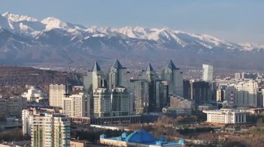 Almaty, Kazakistan, 04.06.2025. Bahar sabahının erken saatlerinde Kazak şehri Almaty 'nin merkezindeki bir kuadkopterden görüntü