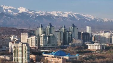 Almaty, Kazakistan, 04.06.2025. Bahar sabahının erken saatlerinde Kazak şehri Almaty 'nin merkezindeki bir kuadkopterden görüntü