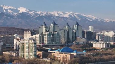 Almaty, Kazakistan, 04.06.2025. Bahar sabahının erken saatlerinde Kazak şehri Almaty 'nin merkezindeki bir kuadkopterden görüntü