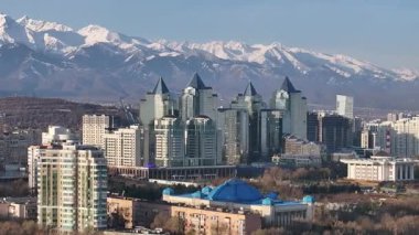 Almaty, Kazakistan, 04.06.2025. Bahar sabahının erken saatlerinde Kazak şehri Almaty 'nin merkezindeki bir kuadkopterden görüntü