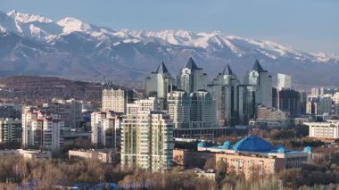 Almaty, Kazakistan, 04.06.2025. Bahar sabahının erken saatlerinde Kazak şehri Almaty 'nin merkezindeki bir kuadkopterden görüntü