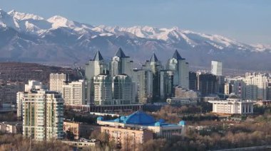 Almaty, Kazakistan, 04.06.2025. Bahar sabahının erken saatlerinde Kazak şehri Almaty 'nin merkezindeki bir kuadkopterden görüntü