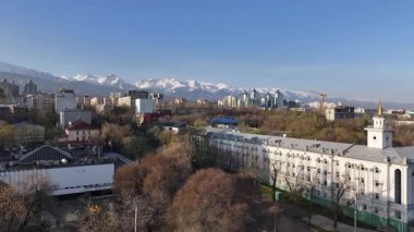 Almaty, Kazakistan, 04.06.2025. Bahar sabahının erken saatlerinde Kazak şehri Almaty 'nin merkezindeki bir kuadkopterden görüntü