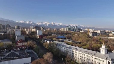 Almaty, Kazakistan, 04.06.2025. Bahar sabahının erken saatlerinde Kazak şehri Almaty 'nin merkezindeki bir kuadkopterden görüntü