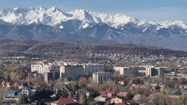 Bir bahar sabahı Kazak şehri Almaty 'nin eteklerinden bir dörtgen manzarası.