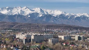 Bir bahar sabahı Kazak şehri Almaty 'nin eteklerinden bir dörtgen manzarası.