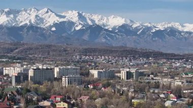 Bir bahar sabahı Kazak şehri Almaty 'nin eteklerinden bir dörtgen manzarası.