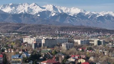 Bir bahar sabahı Kazak şehri Almaty 'nin eteklerinden bir dörtgen manzarası.