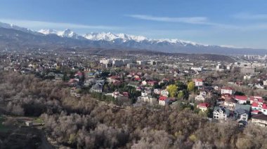 Bir bahar sabahı Kazak şehri Almaty 'nin eteklerinden bir dörtgen manzarası.