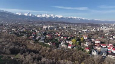 Bir bahar sabahı Kazak şehri Almaty 'nin eteklerinden bir dörtgen manzarası.