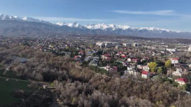 Bir bahar sabahı Kazak şehri Almaty 'nin eteklerinden bir dörtgen manzarası.