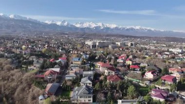 Bir bahar sabahı Kazak şehri Almaty 'nin eteklerinden bir dörtgen manzarası.