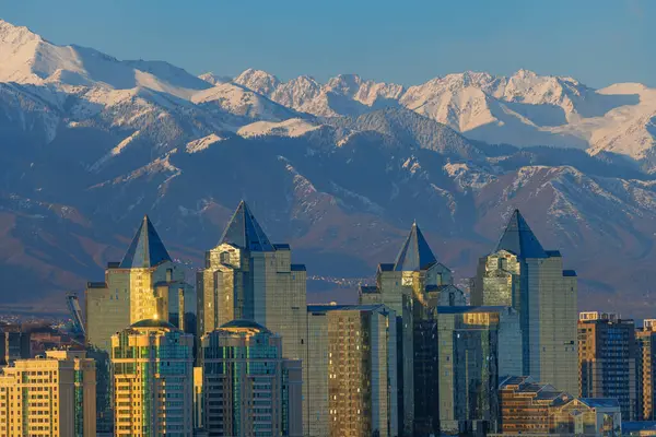 Bahar sabahının erken saatlerinde Kazak şehri Almaty 'nin merkezi.