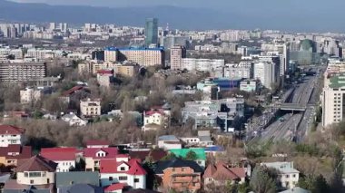 Almaty, Kazakistan, 04.06.2025. Bahar sabahının erken saatlerinde Kazak şehri Almaty 'nin merkezindeki bir kuadkopterden görüntü