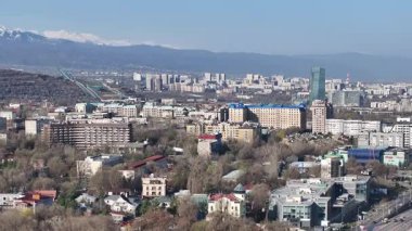 Almaty, Kazakistan, 04.06.2025. Bahar sabahının erken saatlerinde Kazak şehri Almaty 'nin merkezindeki bir kuadkopterden görüntü