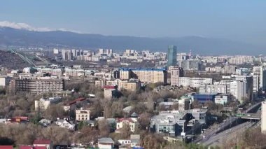 Almaty, Kazakistan, 04.06.2025. Bahar sabahının erken saatlerinde Kazak şehri Almaty 'nin merkezindeki bir kuadkopterden görüntü