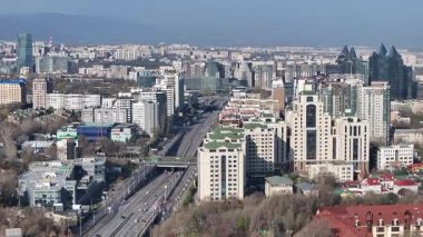 Almaty, Kazakistan, 04.06.2025. Bahar sabahının erken saatlerinde Kazak şehri Almaty 'nin merkezindeki bir kuadkopterden görüntü