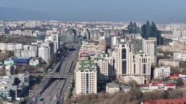 Almaty, Kazakistan, 04.06.2025. Bahar sabahının erken saatlerinde Kazak şehri Almaty 'nin merkezindeki bir kuadkopterden görüntü