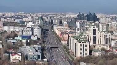 Almaty, Kazakistan, 04.06.2025. Bahar sabahının erken saatlerinde Kazak şehri Almaty 'nin merkezindeki bir kuadkopterden görüntü