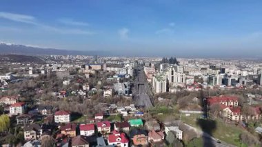 Almaty, Kazakistan, 04.06.2025. Bahar sabahının erken saatlerinde Kazak şehri Almaty 'nin merkezindeki bir kuadkopterden görüntü