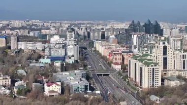 Almaty, Kazakistan, 04.06.2025. Bahar sabahının erken saatlerinde Kazak şehri Almaty 'nin merkezindeki bir kuadkopterden görüntü