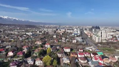 Almaty, Kazakistan, 04.06.2025. Bahar sabahının erken saatlerinde Kazak şehri Almaty 'nin merkezindeki bir kuadkopterden görüntü