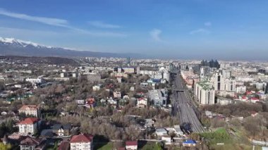Almaty, Kazakistan, 04.06.2025. Bahar sabahının erken saatlerinde Kazak şehri Almaty 'nin merkezindeki bir kuadkopterden görüntü