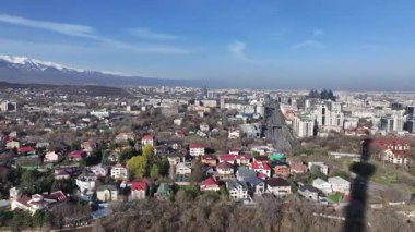 Almaty, Kazakistan, 04.06.2025. Bahar sabahının erken saatlerinde Kazak şehri Almaty 'nin merkezindeki bir kuadkopterden görüntü