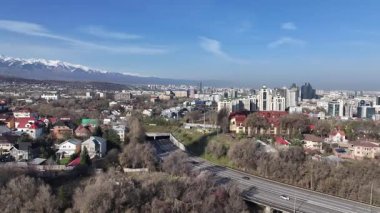 Almaty, Kazakistan, 04.06.2025. Bahar sabahının erken saatlerinde Kazak şehri Almaty 'nin merkezindeki bir kuadkopterden görüntü
