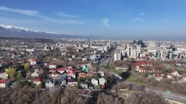 Almaty, Kazakistan, 04.06.2025. Bahar sabahının erken saatlerinde Kazak şehri Almaty 'nin merkezindeki bir kuadkopterden görüntü