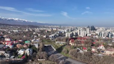 Almaty, Kazakistan, 04.06.2025. Bahar sabahının erken saatlerinde Kazak şehri Almaty 'nin merkezindeki bir kuadkopterden görüntü