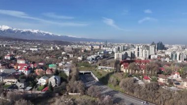 Almaty, Kazakistan, 04.06.2025. Bahar sabahının erken saatlerinde Kazak şehri Almaty 'nin merkezindeki bir kuadkopterden görüntü