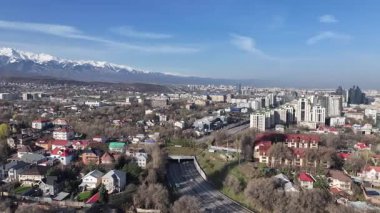 Almaty, Kazakistan, 04.06.2025. Bahar sabahının erken saatlerinde Kazak şehri Almaty 'nin merkezindeki bir kuadkopterden görüntü