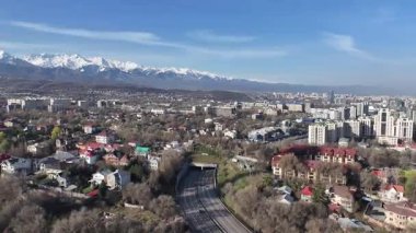 Almaty, Kazakistan, 04.06.2025. Bahar sabahının erken saatlerinde Kazak şehri Almaty 'nin merkezindeki bir kuadkopterden görüntü