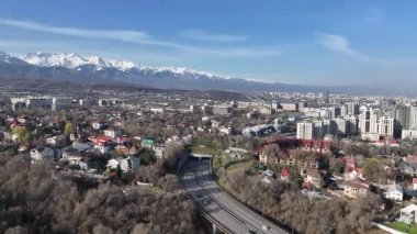 Almaty, Kazakistan, 04.06.2025. Bahar sabahının erken saatlerinde Kazak şehri Almaty 'nin merkezindeki bir kuadkopterden görüntü