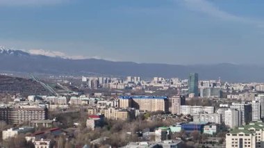 Almaty, Kazakistan, 04.06.2025. Bahar sabahının erken saatlerinde Kazak şehri Almaty 'nin merkezindeki bir kuadkopterden görüntü